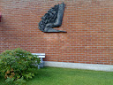 Sanna Koivisto: ”Musta joutsen”, Timo K. Mukka -monumentti (1985) Pellon kirjaston seinällä.