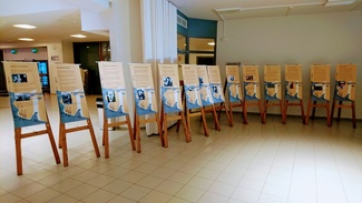 Kainuun museon julistenäyttely Veikko Huovisesta Sampolan aulassa.