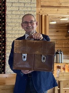 Kunniapuheenjohtaja Matti Nimmenpää puhui Mauri Sariolasta ja näytti Sariolan salkkua. 