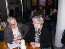 Yleisön joukossa ystävykset ja entiset kollegat Seija Ålander ja Kaisu Kairakari Rovaniemen kirjastosta.