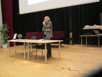 Jaakko Juteini -seuran puheenjohtaja, Eero Ojanen esitteli isäntäseuran toimintaa ja toi esiin Juteinin roolia suomalaisen kulttuurin tienraivaajana