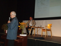 Kainuun Eino Leino -seuran puheenjohtaja Esko Piippo puhujavuorossa Kirjakantissa, Kuopiossa