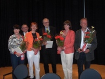 Mauri Sariola -seuran järjestämä dekkaritapahtuma Hattulassa. Vas. Outi Pakkanen, juontaja Matti Nummenpää, Leila Simonen, Juha Numminen, Tuuli Rannikko ja Matti Rönkä