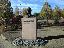 Jaakko Juteini valvoi kokouksen sujumista. Patsas siirreettin 2010 kunnantalon pihalta nimikkolalonsa eteen. Kesäinen kuva on otettu patsaan siirtämisen jälkeen