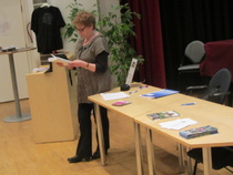 Timo K. Mukka -seuran puheenjohtaja, Marjatta Byckling tuli Rovaniemeltä saakka. Uutena nimikkoseurana Timo K. Mukka -seura on saanut paljon aikaan. Virkeä lukupiiritoiminta on yksi esimerkki