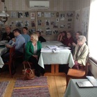 Projektivieraat tutustuivat Eino Leino -taloon Kajaanin Paltaniemellä.