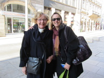 Anneli Kankare ja Petöf -museon näyttelyjohtaja Gabriella Gulyás